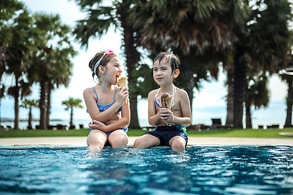 포토 JPG 주간 서양인 외국인 백인 해외기획촬영 여자 남자 수영복 어린이 태국 수영장 들기 사람 앉기 상반신 야외 두명 앞모습 비키니 유치원생 젖음 먹기 물안경 즐거움 올림머리 콘아이스크림 발담그기 2015년태국 어린이만 국내포토 자연요소 헤어스타일 옷 감정 아시아 뷰포인트 모션 아이스크림 인종 수영용품 파일형식