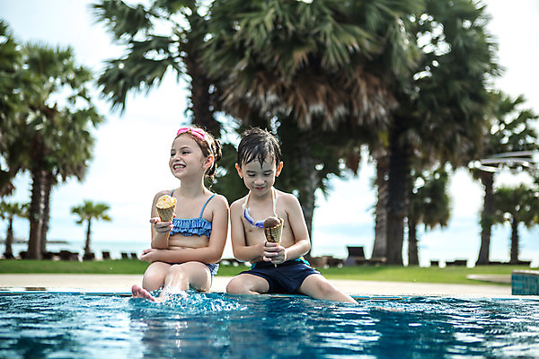 포토 JPG 주간 서양인 외국인 백인 해외기획촬영 여자 남자 수영복 어린이 태국 물장구 수영장 미소 들기 사람 앉기 상반신 야외 두명 앞모습 비키니 유치원생 젖음 물안경 즐거움 올림머리 콘아이스크림 발담그기 2015년태국 어린이만 국내포토 자연요소 헤어스타일 옷 감정 아시아 뷰포인트 모션 물놀이 아이스크림 표정 인종 수영용품 파일형식