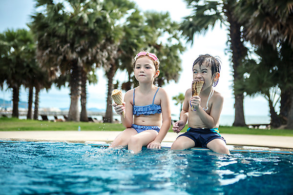 포토 JPG 주간 서양인 외국인 백인 해외기획촬영 여자 남자 수영복 어린이 태국 수영장 들기 사람 앉기 상반신 야외 두명 앞모습 비키니 유치원생 젖음 먹기 물안경 즐거움 콘아이스크림 발담그기 2015년태국 어린이만 국내포토 자연요소 옷 감정 아시아 뷰포인트 모션 아이스크림 인종 수영용품 파일형식