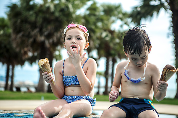 포토 JPG 주간 서양인 외국인 백인 해외기획촬영 여자 남자 수영복 어린이 태국 수영장 들기 사람 앉기 상반신 야외 두명 앞모습 아웃포커스 비키니 유치원생 젖음 먹기 물안경 즐거움 콘아이스크림 발담그기 2015년태국 어린이만 국내포토 자연요소 옷 감정 아시아 뷰포인트 모션 아이스크림 촬영기법 인종 수영용품 파일형식