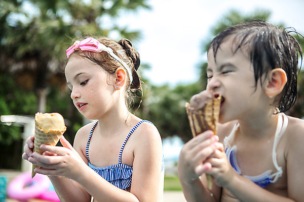 포토 JPG 주간 서양인 외국인 백인 해외기획촬영 여자 남자 수영복 어린이 태국 수영장 들기 사람 앉기 상반신 야외 두명 옆모습 아웃포커스 비키니 유치원생 젖음 먹기 물안경 즐거움 올림머리 콘아이스크림 주근깨 2015년태국 어린이만 국내포토 자연요소 헤어스타일 옷 감정 아시아 뷰포인트 모션 아이스크림 촬영기법 인종 점 수영용품 파일형식