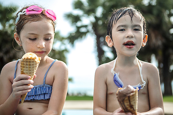 포토 JPG 주간 서양인 외국인 백인 해외기획촬영 여자 남자 수영복 어린이 태국 수영장 들기 사람 앉기 상반신 야외 두명 앞모습 아웃포커스 비키니 유치원생 젖음 먹기 물안경 즐거움 콘아이스크림 주근깨 2015년태국 어린이만 국내포토 자연요소 옷 감정 아시아 뷰포인트 모션 아이스크림 촬영기법 인종 점 수영용품 파일형식