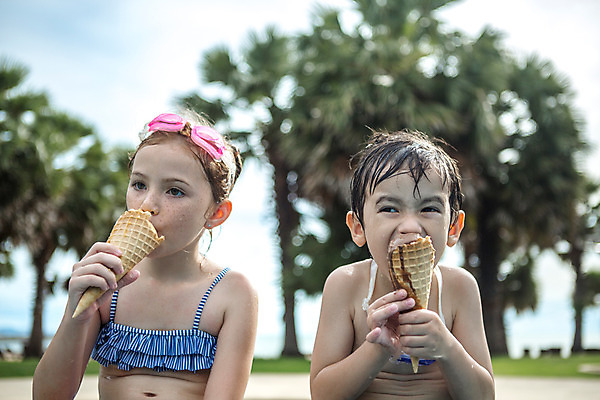 포토 JPG 주간 서양인 외국인 백인 해외기획촬영 여자 남자 수영복 어린이 태국 수영장 들기 사람 앉기 상반신 야외 두명 앞모습 아웃포커스 비키니 유치원생 젖음 먹기 물안경 즐거움 올림머리 콘아이스크림 주근깨 2015년태국 어린이만 국내포토 자연요소 헤어스타일 옷 감정 아시아 뷰포인트 모션 아이스크림 촬영기법 인종 점 수영용품 파일형식