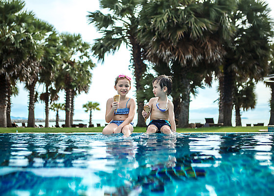 포토 JPG 주간 서양인 외국인 백인 해외기획촬영 여자 남자 수영복 어린이 태국 수영장 미소 들기 사람 앉기 상반신 야외 두명 앞모습 비키니 유치원생 젖음 물안경 즐거움 콘아이스크림 발담그기 2015년태국 어린이만 국내포토 자연요소 옷 감정 아시아 뷰포인트 모션 아이스크림 표정 인종 수영용품 파일형식