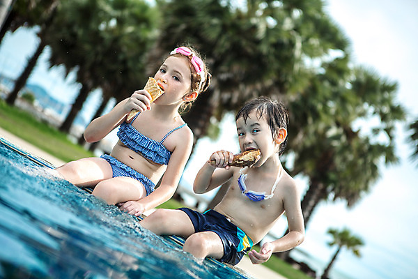 포토 JPG 주간 서양인 외국인 백인 해외기획촬영 여자 남자 수영복 어린이 태국 수영장 들기 사람 앉기 상반신 야외 두명 앞모습 비키니 유치원생 젖음 먹기 물안경 즐거움 올림머리 콘아이스크림 발담그기 2015년태국 어린이만 국내포토 자연요소 헤어스타일 옷 감정 아시아 뷰포인트 모션 아이스크림 인종 수영용품 파일형식