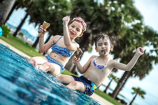 포토 JPG 주간 서양인 외국인 백인 해외기획촬영 여자 남자 수영복 어린이 태국 물장구 수영장 미소 들기 사람 앉기 상반신 야외 두명 앞모습 비키니 손들기 유치원생 젖음 먹기 물안경 즐거움 콘아이스크림 발담그기 2015년태국 어린이만 국내포토 자연요소 옷 감정 아시아 뷰포인트 모션 물놀이 아이스크림 표정 인종 수영용품 파일형식