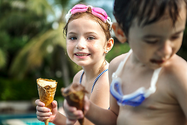 포토 JPG 주간 서양인 외국인 백인 해외기획촬영 여자 남자 어린이 태국 수영장 미소 들기 사람 상반신 야외 두명 옆모습 아웃포커스 유치원생 젖음 물안경 즐거움 콘아이스크림 주근깨 2015년태국 어린이만 국내포토 자연요소 감정 아시아 뷰포인트 모션 아이스크림 촬영기법 표정 인종 점 수영용품 파일형식