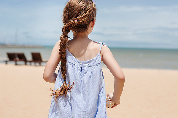 포토 JPG 주간 서양인 외국인 백인 해외기획촬영 원피스 여자 여유 어린이 파타야 태국 땋은머리 한명 서기 들기 사람 상반신 해변 야외 뒷모습 아웃포커스 유치원생 자유 소라 상쾌 2015년태국 여자만 여자한명만 어린이만 소녀만 소녀한명만 국내포토 자연요소 1 헤어스타일 옷 감정 아시아 바다 뷰포인트 컨셉 모션 어패류 촬영기법 인종 파일형식