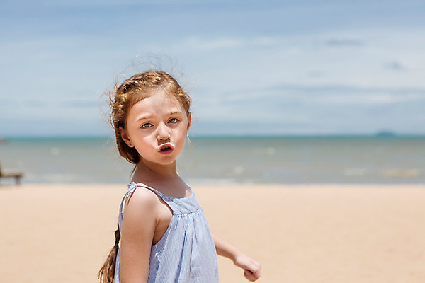 포토 JPG 주간 서양인 외국인 백인 해외기획촬영 응시 원피스 여자 여유 어린이 파타야 태국 땋은머리 한명 서기 사람 상반신 해변 야외 옆모습 아웃포커스 유치원생 자유 상쾌 2015년태국 여자만 여자한명만 어린이만 소녀만 소녀한명만 국내포토 자연요소 1 헤어스타일 시선 옷 감정 아시아 바다 뷰포인트 컨셉 모션 촬영기법 인종 파일형식