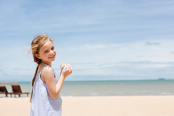 포토 JPG 주간 서양인 외국인 백인 해외기획촬영 원피스 여자 여유 어린이 파타야 태국 땋은머리 한명 서기 미소 들기 사람 상반신 해변 야외 옆모습 아웃포커스 유치원생 자유 소라 상쾌 2015년태국 여자만 여자한명만 어린이만 소녀만 소녀한명만 국내포토 자연요소 1 헤어스타일 옷 감정 아시아 바다 뷰포인트 컨셉 모션 어패류 촬영기법 표정 인종 파일형식
