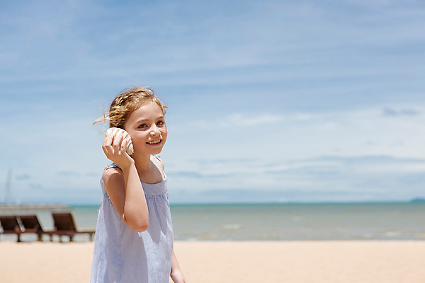 포토 JPG 주간 서양인 외국인 백인 해외기획촬영 원피스 여자 여유 어린이 파타야 태국 땋은머리 한명 서기 미소 들기 사람 상반신 해변 야외 옆모습 아웃포커스 유치원생 듣기 자유 소라 상쾌 2015년태국 여자만 여자한명만 어린이만 소녀만 소녀한명만 국내포토 자연요소 1 헤어스타일 옷 감정 아시아 바다 뷰포인트 컨셉 모션 어패류 촬영기법 표정 인종 파일형식