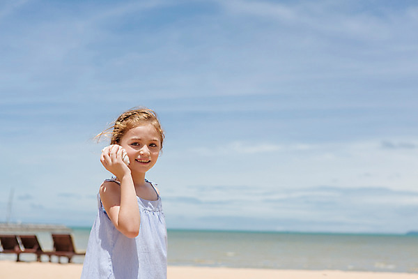 포토 JPG 주간 서양인 외국인 백인 해외기획촬영 원피스 여자 여유 어린이 파타야 태국 땋은머리 한명 서기 미소 들기 사람 상반신 해변 야외 옆모습 아웃포커스 유치원생 듣기 자유 소라 상쾌 2015년태국 여자만 여자한명만 어린이만 소녀만 소녀한명만 국내포토 자연요소 1 헤어스타일 옷 감정 아시아 바다 뷰포인트 컨셉 모션 어패류 촬영기법 표정 인종 파일형식