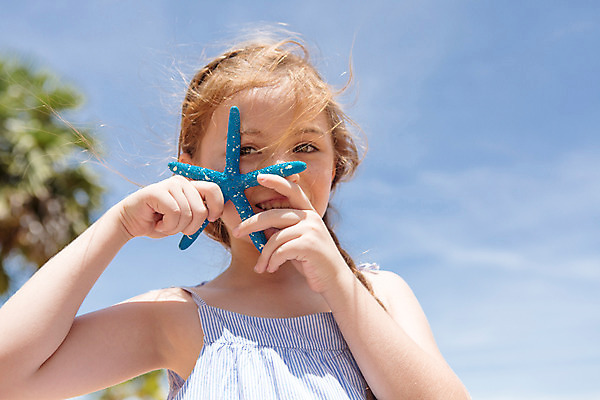 포토 JPG 주간 서양인 외국인 백인 해외기획촬영 여자 여유 어린이 파타야 태국 불가사리 한명 들기 사람 상반신 야외 앞모습 아웃포커스 유치원생 자유 상쾌 주근깨 2015년태국 여자만 여자한명만 어린이만 소녀만 소녀한명만 국내포토 자연요소 1 감정 아시아 뷰포인트 컨셉 모션 극피동물 촬영기법 인종 점 파일형식
