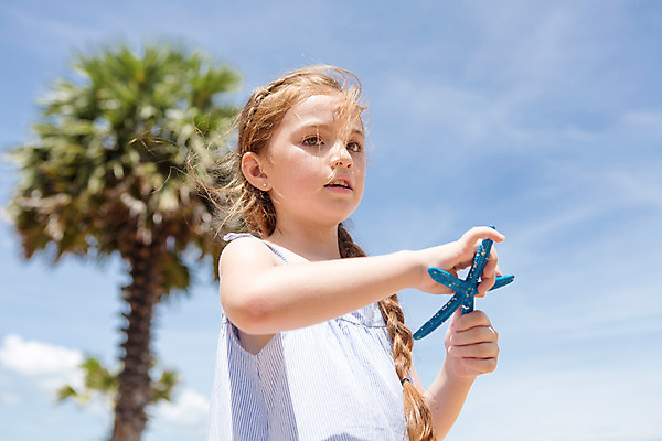 포토 JPG 주간 서양인 외국인 백인 해외기획촬영 원피스 여자 여유 어린이 파타야 태국 불가사리 땋은머리 한명 들기 사람 상반신 야외 옆모습 아웃포커스 유치원생 자유 상쾌 2015년태국 여자만 여자한명만 어린이만 소녀만 소녀한명만 국내포토 자연요소 1 헤어스타일 옷 감정 아시아 뷰포인트 컨셉 모션 극피동물 촬영기법 인종 파일형식