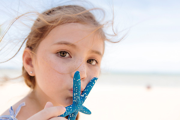 포토 JPG 주간 서양인 외국인 백인 해외기획촬영 여자 여유 어린이 파타야 태국 불가사리 한명 들기 사람 상반신 야외 아웃포커스 유치원생 자유 상쾌 주근깨 2015년태국 여자만 여자한명만 어린이만 소녀만 소녀한명만 국내포토 자연요소 1 감정 아시아 컨셉 모션 극피동물 촬영기법 인종 점 파일형식