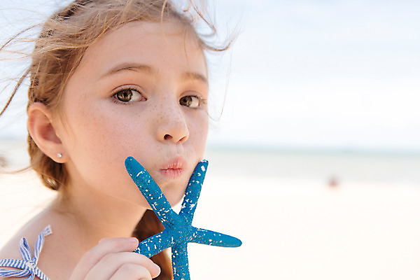 포토 JPG 주간 서양인 외국인 백인 해외기획촬영 여자 여유 어린이 파타야 태국 불가사리 한명 들기 사람 상반신 야외 아웃포커스 유치원생 자유 상쾌 주근깨 2015년태국 여자만 여자한명만 어린이만 소녀만 소녀한명만 국내포토 자연요소 1 감정 아시아 컨셉 모션 극피동물 촬영기법 인종 점 파일형식