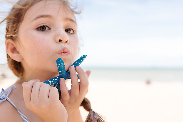 포토 JPG 주간 서양인 외국인 백인 해외기획촬영 여자 여유 어린이 파타야 태국 불가사리 한명 들기 사람 상반신 야외 아웃포커스 유치원생 자유 상쾌 주근깨 2015년태국 여자만 여자한명만 어린이만 소녀만 소녀한명만 국내포토 자연요소 1 감정 아시아 컨셉 모션 극피동물 촬영기법 인종 점 파일형식