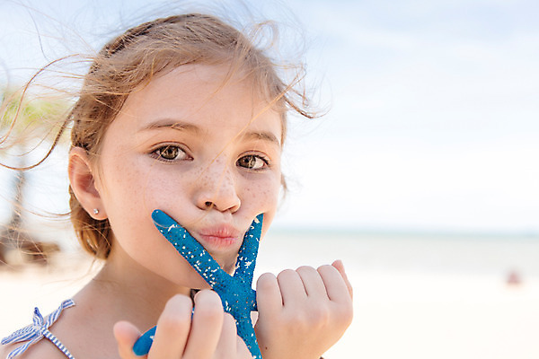 포토 JPG 주간 서양인 외국인 백인 해외기획촬영 여자 여유 어린이 파타야 태국 불가사리 땋은머리 한명 들기 사람 상반신 해변 야외 앞모습 아웃포커스 유치원생 자유 상쾌 주근깨 2015년태국 여자만 여자한명만 어린이만 소녀만 소녀한명만 국내포토 자연요소 1 헤어스타일 감정 아시아 바다 뷰포인트 컨셉 모션 극피동물 촬영기법 인종 점 파일형식