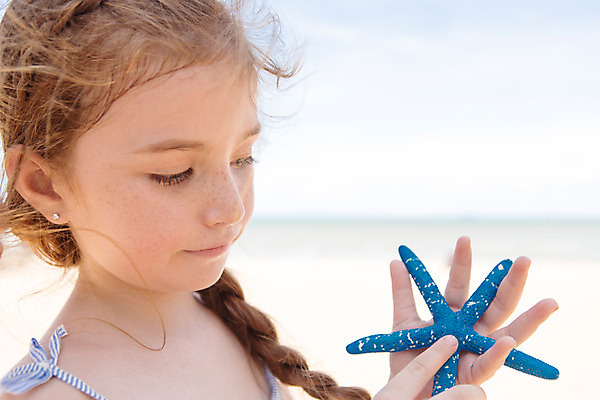 포토 JPG 주간 서양인 외국인 백인 해외기획촬영 응시 여자 여유 어린이 파타야 태국 불가사리 땋은머리 한명 들기 사람 상반신 야외 옆모습 아웃포커스 유치원생 만지기 자유 상쾌 주근깨 2015년태국 여자만 여자한명만 어린이만 소녀만 소녀한명만 내려보기 국내포토 자연요소 1 헤어스타일 시선 감정 아시아 뷰포인트 컨셉 모션 극피동물 촬영기법 인종 점 파일형식