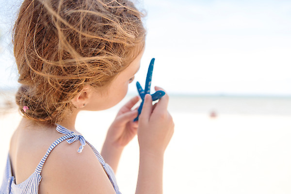 포토 JPG 주간 서양인 외국인 백인 해외기획촬영 응시 여자 여유 어린이 파타야 태국 불가사리 한명 들기 사람 상반신 야외 옆모습 아웃포커스 유치원생 자유 상쾌 2015년태국 여자만 여자한명만 어린이만 소녀만 소녀한명만 국내포토 자연요소 1 시선 감정 아시아 뷰포인트 컨셉 모션 극피동물 촬영기법 인종 파일형식