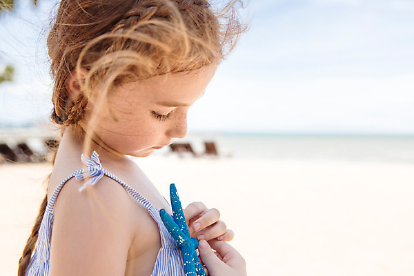 포토 JPG 주간 서양인 외국인 백인 해외기획촬영 여자 여유 어린이 파타야 태국 불가사리 땋은머리 한명 들기 사람 상반신 해변 야외 옆모습 아웃포커스 유치원생 자유 상쾌 주근깨 2015년태국 여자만 여자한명만 어린이만 소녀만 소녀한명만 내려보기 국내포토 자연요소 1 헤어스타일 감정 아시아 바다 뷰포인트 컨셉 모션 극피동물 촬영기법 인종 점 파일형식