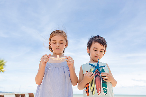 포토 JPG 주간 서양인 외국인 백인 해외기획촬영 응시 원피스 여자 남자 여유 어린이 로우앵글 파타야 태국 하늘 불가사리 서기 들기 사람 상반신 해변 야외 두명 앞모습 민소매 유치원생 자유 호기심 상쾌 주근깨 2015년태국 어린이만 내려보기 국내포토 자연요소 시선 옷 감정 아시아 바다 뷰포인트 컨셉 상의 모션 극피동물 인종 점 파일형식
