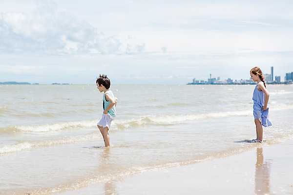 포토 JPG 주간 서양인 외국인 백인 해외기획촬영 원피스 여자 남자 여유 어린이 반바지 파타야 태국 놀이 서기 사람 상반신 해변 야외 두명 옆모습 치마 민소매 유치원생 자유 잡기 상쾌 2015년태국 어린이만 국내포토 자연요소 옷 감정 아시아 바다 뷰포인트 컨셉 상의 바지 모션 하의 인종 파일형식