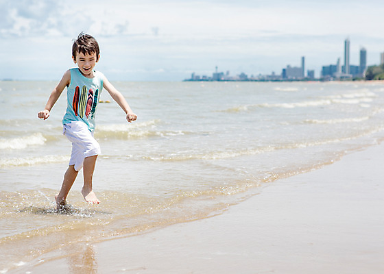 포토 JPG 주간 전신 서양인 외국인 백인 해외기획촬영 남자 여유 어린이 반바지 맨발 파타야 태국 물장구 한명 서기 웃음 사람 해변 야외 민소매 달리기 걷기 유치원생 자유 즐거움 상쾌 2015년태국 남자만 남자한명만 어린이만 소년만 소년한명만 어싱 국내포토 자연요소 1 감정 아시아 바다 컨셉 상의 바지 모션 발 물놀이 표정 인종 파일형식
