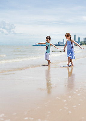 포토 JPG 주간 전신 서양인 외국인 백인 해외기획촬영 원피스 여자 남자 여유 어린이 반바지 맨발 파타야 태국 팔벌리기 땋은머리 서기 사람 해변 야외 두명 민소매 걷기 유치원생 자유 샌들 상쾌 2015년태국 어린이만 내려보기 어싱 국내포토 자연요소 헤어스타일 옷 감정 아시아 바다 신발 컨셉 상의 바지 모션 발 인종 파일형식