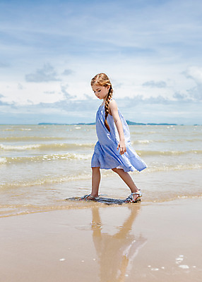 포토 JPG 주간 전신 서양인 외국인 백인 해외기획촬영 원피스 여자 여유 어린이 파타야 태국 땋은머리 한명 서기 사람 해변 야외 옆모습 걷기 유치원생 자유 샌들 상쾌 2015년태국 여자만 여자한명만 어린이만 소녀만 소녀한명만 내려보기 국내포토 자연요소 1 헤어스타일 옷 감정 아시아 바다 뷰포인트 신발 컨셉 모션 인종 파일형식