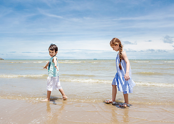 포토 JPG 주간 전신 서양인 외국인 백인 해외기획촬영 원피스 여자 남자 여유 어린이 반바지 맨발 파타야 태국 팔벌리기 땋은머리 서기 미소 사람 해변 야외 두명 옆모습 민소매 걷기 유치원생 자유 샌들 상쾌 2015년태국 어린이만 내려보기 어싱 국내포토 자연요소 헤어스타일 옷 감정 아시아 바다 뷰포인트 신발 컨셉 상의 바지 모션 발 표정 인종 파일형식