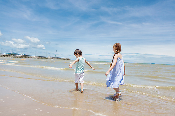 포토 JPG 주간 전신 서양인 외국인 백인 해외기획촬영 원피스 여자 남자 여유 어린이 반바지 맨발 파타야 태국 팔벌리기 땋은머리 서기 사람 해변 야외 두명 뒷모습 민소매 걷기 유치원생 자유 샌들 상쾌 2015년태국 어린이만 어싱 국내포토 자연요소 헤어스타일 옷 감정 아시아 바다 뷰포인트 신발 컨셉 상의 바지 모션 발 인종 파일형식