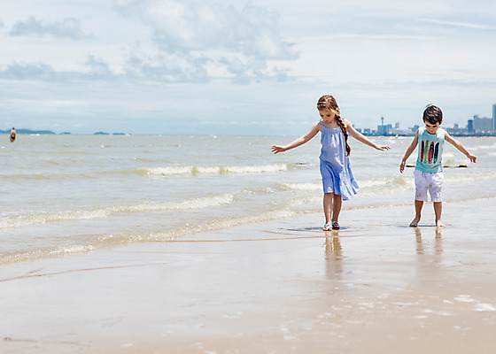 포토 JPG 주간 전신 서양인 외국인 백인 해외기획촬영 원피스 여자 남자 여유 어린이 반바지 맨발 파타야 태국 팔벌리기 땋은머리 서기 사람 해변 야외 두명 앞모습 민소매 걷기 유치원생 자유 샌들 상쾌 2015년태국 어린이만 내려보기 어싱 국내포토 자연요소 헤어스타일 옷 감정 아시아 바다 뷰포인트 신발 컨셉 상의 바지 모션 발 인종 파일형식