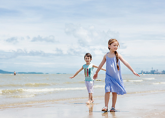 포토 JPG 주간 전신 서양인 외국인 백인 해외기획촬영 원피스 여자 남자 여유 어린이 반바지 맨발 파타야 태국 팔벌리기 땋은머리 서기 미소 사람 해변 야외 두명 앞모습 민소매 걷기 유치원생 자유 샌들 상쾌 2015년태국 어린이만 어싱 국내포토 자연요소 헤어스타일 옷 감정 아시아 바다 뷰포인트 신발 컨셉 상의 바지 모션 발 표정 인종 파일형식