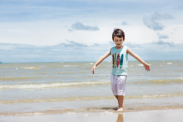 포토 JPG 주간 전신 서양인 외국인 백인 해외기획촬영 남자 여유 어린이 반바지 맨발 파타야 태국 팔벌리기 한명 서기 사람 해변 야외 앞모습 민소매 걷기 유치원생 자유 상쾌 2015년태국 남자만 남자한명만 어린이만 소년만 소년한명만 내려보기 어싱 국내포토 자연요소 1 감정 아시아 바다 뷰포인트 컨셉 상의 바지 모션 발 인종 파일형식