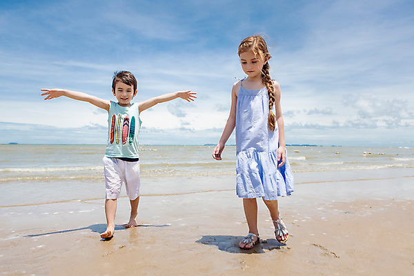 포토 JPG 주간 전신 서양인 외국인 백인 해외기획촬영 원피스 여자 남자 여유 어린이 반바지 맨발 파타야 태국 팔벌리기 땋은머리 무표정 서기 미소 사람 해변 야외 두명 앞모습 모래사장 민소매 걷기 유치원생 자유 샌들 상쾌 2015년태국 어린이만 내려보기 어싱 국내포토 자연요소 헤어스타일 옷 감정 아시아 바다 뷰포인트 신발 컨셉 상의 바지 모션 발 표정 인종 파일형식