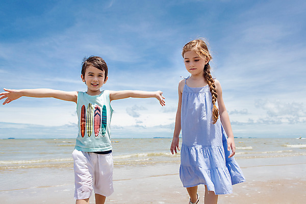 포토 JPG 주간 서양인 외국인 백인 해외기획촬영 원피스 여자 남자 여유 어린이 반바지 파타야 태국 팔벌리기 땋은머리 무표정 서기 미소 사람 상반신 해변 야외 두명 앞모습 민소매 걷기 유치원생 자유 상쾌 2015년태국 어린이만 내려보기 국내포토 자연요소 헤어스타일 옷 감정 아시아 바다 뷰포인트 컨셉 상의 바지 모션 표정 인종 파일형식