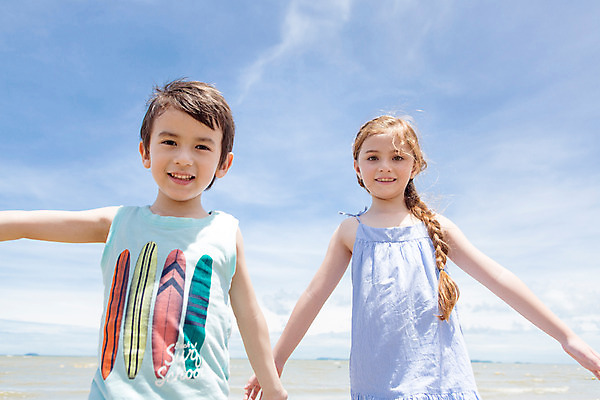 포토 JPG 주간 서양인 외국인 백인 해외기획촬영 원피스 여자 남자 여유 어린이 파타야 태국 놀이 하늘 팔벌리기 땋은머리 서기 미소 사람 상반신 해변 야외 두명 앞모습 민소매 유치원생 자유 상쾌 2015년태국 어린이만 국내포토 자연요소 헤어스타일 옷 감정 아시아 바다 뷰포인트 컨셉 상의 모션 표정 인종 파일형식