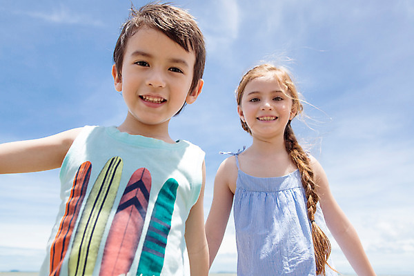 포토 JPG 주간 서양인 외국인 백인 해외기획촬영 원피스 여자 남자 여유 어린이 파타야 태국 놀이 하늘 땋은머리 서기 미소 사람 상반신 야외 두명 앞모습 민소매 유치원생 기쁨 자유 상쾌 2015년태국 어린이만 국내포토 자연요소 헤어스타일 옷 감정 아시아 뷰포인트 컨셉 상의 모션 표정 인종 파일형식
