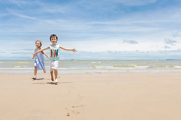 포토 JPG 주간 전신 서양인 외국인 백인 해외기획촬영 원피스 여자 남자 여유 어린이 반바지 맨발 파타야 태국 팔벌리기 땋은머리 서기 미소 사람 해변 야외 두명 앞모습 모래사장 민소매 달리기 유치원생 자유 샌들 상쾌 2015년태국 어린이만 국내포토 자연요소 헤어스타일 옷 감정 아시아 바다 뷰포인트 신발 컨셉 상의 바지 모션 발 표정 인종 파일형식