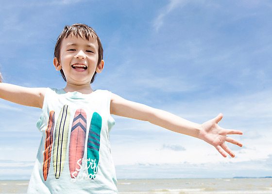 포토 JPG 주간 서양인 외국인 백인 해외기획촬영 남자 여유 어린이 파타야 태국 놀이 하늘 팔벌리기 한명 서기 웃음 사람 상반신 해변 야외 앞모습 민소매 유치원생 기쁨 자유 상쾌 2015년태국 남자만 남자한명만 어린이만 소년만 소년한명만 국내포토 자연요소 1 감정 아시아 바다 뷰포인트 컨셉 상의 모션 표정 인종 파일형식