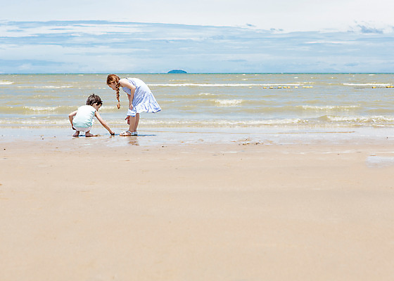 포토 JPG 주간 전신 서양인 외국인 백인 해외기획촬영 원피스 여자 남자 여유 어린이 반바지 파타야 태국 놀이 땋은머리 허리숙이기 서기 사람 앉기 해변 야외 두명 옆모습 뒷모습 모래사장 민소매 유치원생 만지기 자유 샌들 상쾌 웅크림 2015년태국 어린이만 내려보기 국내포토 자연요소 헤어스타일 옷 감정 아시아 바다 뷰포인트 신발 컨셉 상의 바지 모션 숙이기 인종 파일형식