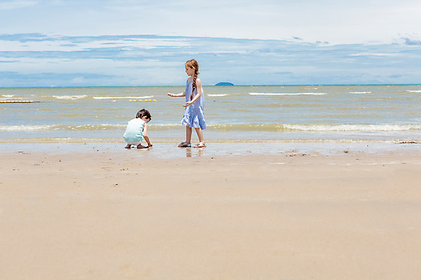 포토 JPG 주간 전신 서양인 외국인 백인 해외기획촬영 원피스 여자 남자 여유 어린이 반바지 파타야 태국 놀이 땋은머리 서기 사람 앉기 해변 야외 두명 옆모습 뒷모습 모래사장 민소매 유치원생 자유 샌들 상쾌 웅크림 2015년태국 어린이만 국내포토 자연요소 헤어스타일 옷 감정 아시아 바다 뷰포인트 신발 컨셉 상의 바지 모션 인종 파일형식
