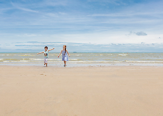 포토 JPG 주간 전신 서양인 외국인 백인 해외기획촬영 원피스 여자 남자 여유 어린이 반바지 맨발 파타야 태국 팔벌리기 땋은머리 서기 사람 해변 야외 두명 앞모습 모래사장 민소매 달리기 유치원생 자유 샌들 상쾌 2015년태국 어린이만 국내포토 자연요소 헤어스타일 옷 감정 아시아 바다 뷰포인트 신발 컨셉 상의 바지 모션 발 인종 파일형식