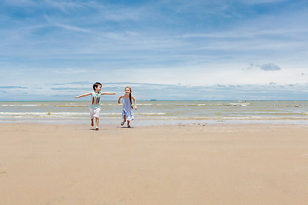 포토 JPG 주간 전신 서양인 외국인 백인 해외기획촬영 원피스 여자 남자 여유 어린이 반바지 맨발 파타야 태국 팔벌리기 땋은머리 서기 사람 해변 야외 두명 앞모습 모래사장 민소매 달리기 유치원생 자유 샌들 상쾌 2015년태국 어린이만 국내포토 자연요소 헤어스타일 옷 감정 아시아 바다 뷰포인트 신발 컨셉 상의 바지 모션 발 인종 파일형식