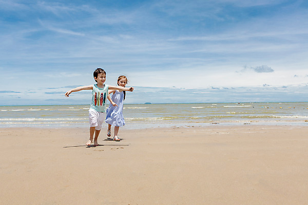 포토 JPG 주간 전신 서양인 외국인 백인 해외기획촬영 원피스 여자 남자 여유 어린이 반바지 맨발 파타야 태국 팔벌리기 땋은머리 서기 미소 사람 해변 야외 두명 앞모습 모래사장 민소매 달리기 유치원생 자유 샌들 상쾌 2015년태국 어린이만 국내포토 자연요소 헤어스타일 옷 감정 아시아 바다 뷰포인트 신발 컨셉 상의 바지 모션 발 표정 인종 파일형식