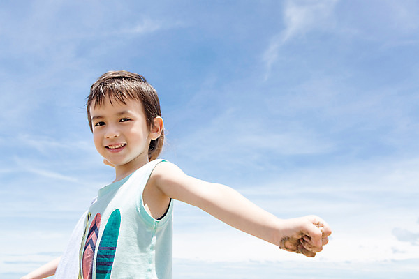 포토 JPG 주간 서양인 외국인 백인 해외기획촬영 남자 여유 어린이 파타야 태국 놀이 하늘 팔벌리기 한명 서기 미소 사람 상반신 야외 옆모습 유치원생 자유 상쾌 2015년태국 남자만 남자한명만 어린이만 소년만 소년한명만 국내포토 자연요소 1 감정 아시아 뷰포인트 컨셉 모션 표정 인종 파일형식