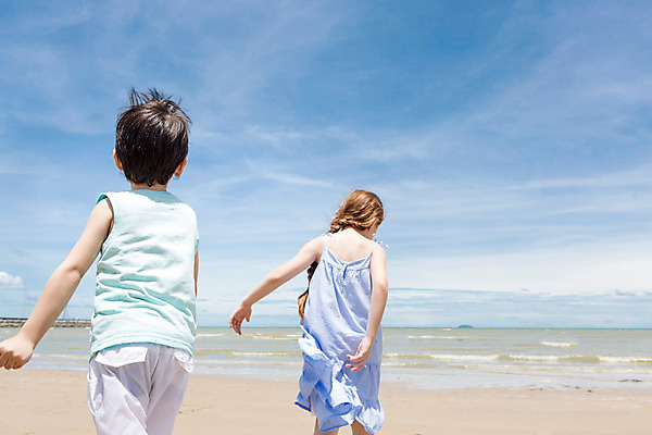 포토 JPG 주간 서양인 외국인 백인 해외기획촬영 원피스 여자 남자 여유 어린이 반바지 파타야 태국 놀이 땋은머리 서기 사람 상반신 해변 야외 두명 뒷모습 모래사장 민소매 유치원생 자유 상쾌 2015년태국 어린이만 국내포토 자연요소 헤어스타일 옷 감정 아시아 바다 뷰포인트 컨셉 상의 바지 모션 인종 파일형식