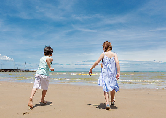 포토 JPG 주간 전신 서양인 외국인 백인 해외기획촬영 원피스 여자 남자 여유 어린이 반바지 맨발 파타야 태국 땋은머리 서기 사람 해변 야외 두명 뒷모습 모래사장 민소매 달리기 걷기 유치원생 자유 샌들 상쾌 2015년태국 어린이만 어싱 국내포토 자연요소 헤어스타일 옷 감정 아시아 바다 뷰포인트 신발 컨셉 상의 바지 모션 발 인종 파일형식