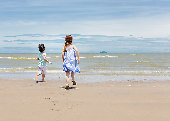 포토 JPG 주간 전신 서양인 외국인 백인 해외기획촬영 원피스 여자 남자 여유 어린이 반바지 맨발 파타야 태국 땋은머리 서기 사람 해변 야외 두명 뒷모습 모래사장 민소매 달리기 유치원생 자유 샌들 상쾌 2015년태국 어린이만 국내포토 자연요소 헤어스타일 옷 감정 아시아 바다 뷰포인트 신발 컨셉 상의 바지 모션 발 인종 파일형식